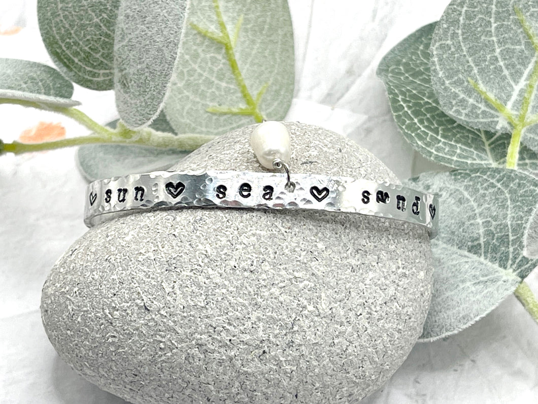 Hand Stamped 6mm Wide Cuff Bracelet, Aluminium Adjustable Bracelet, Custom Stamped Bracelet, Gift for Wife Husband Boyfriend Girlfriend
Sun Sea Sand with pearl